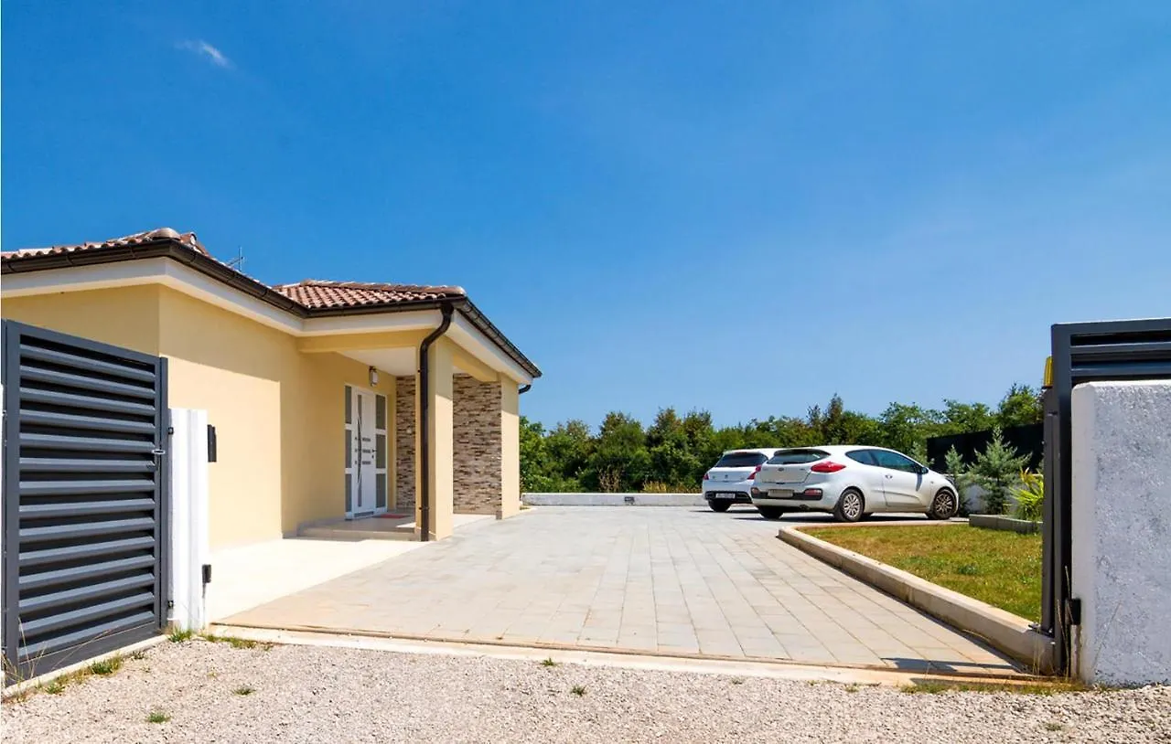 度假居 Awesome Home In Kapelica Raša 克罗地亚