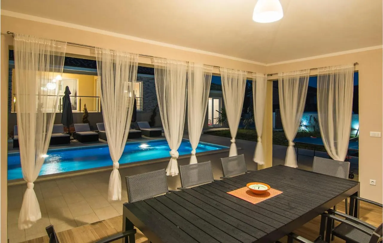בית נופש Raša Awesome Home In Kapelica קרואטיה